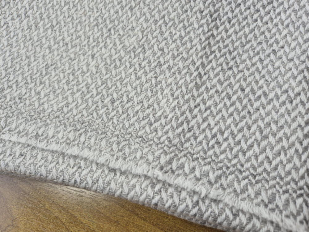 Kaschmir-Schal Silbergrau – feines Rauten-Webmuster von LWH Nepal